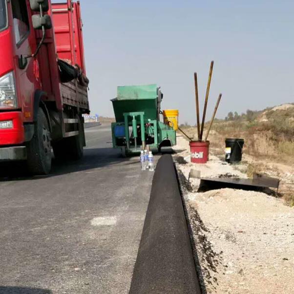 哈密瀝青砂攔水帶機施工案例