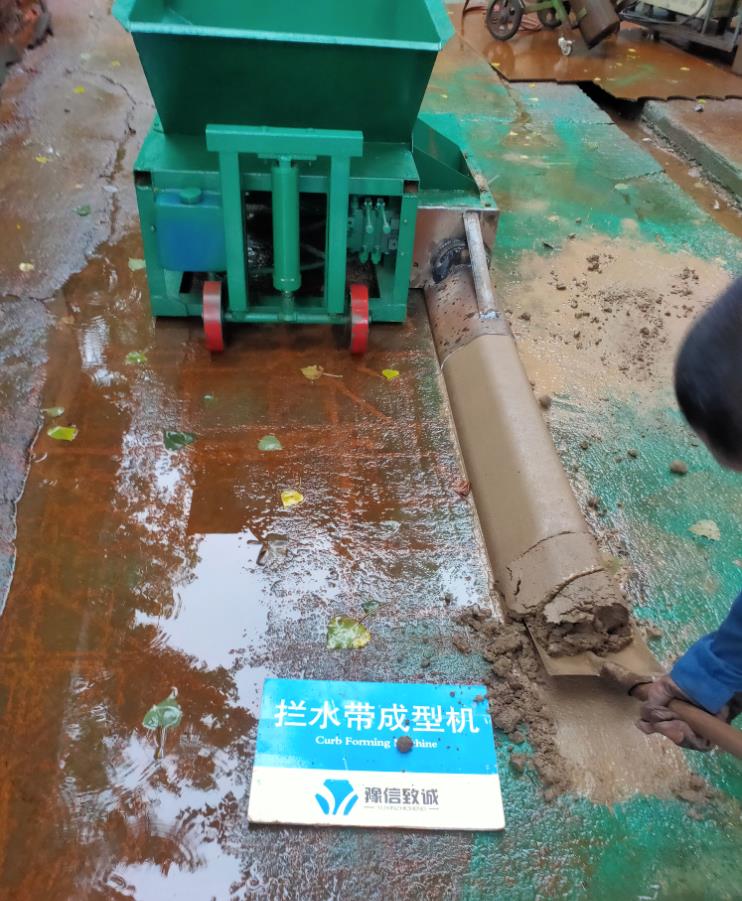 發(fā)貨前攔水帶滑模機(jī)必須經(jīng)過(guò)試機(jī)環(huán)節(jié)